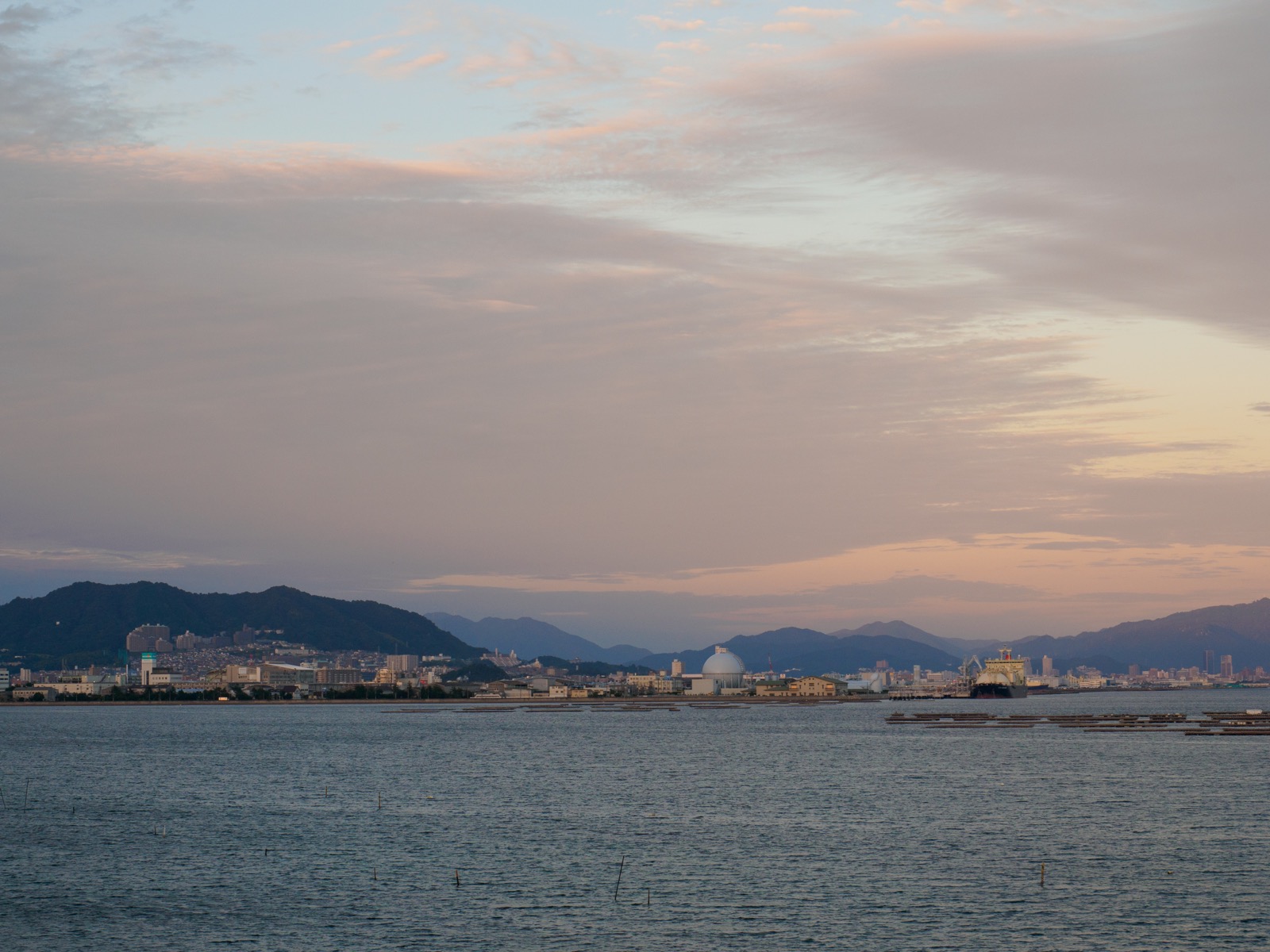 阿品東駅の跨線橋から見る広島湾