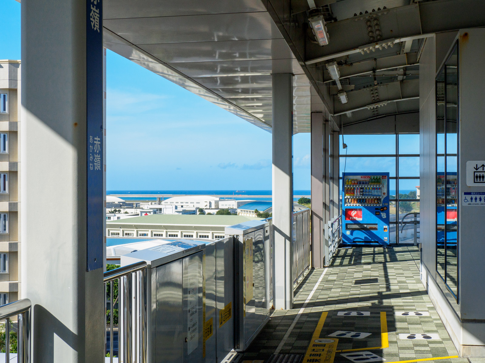 赤嶺駅のホームから見た海（2020年11月）