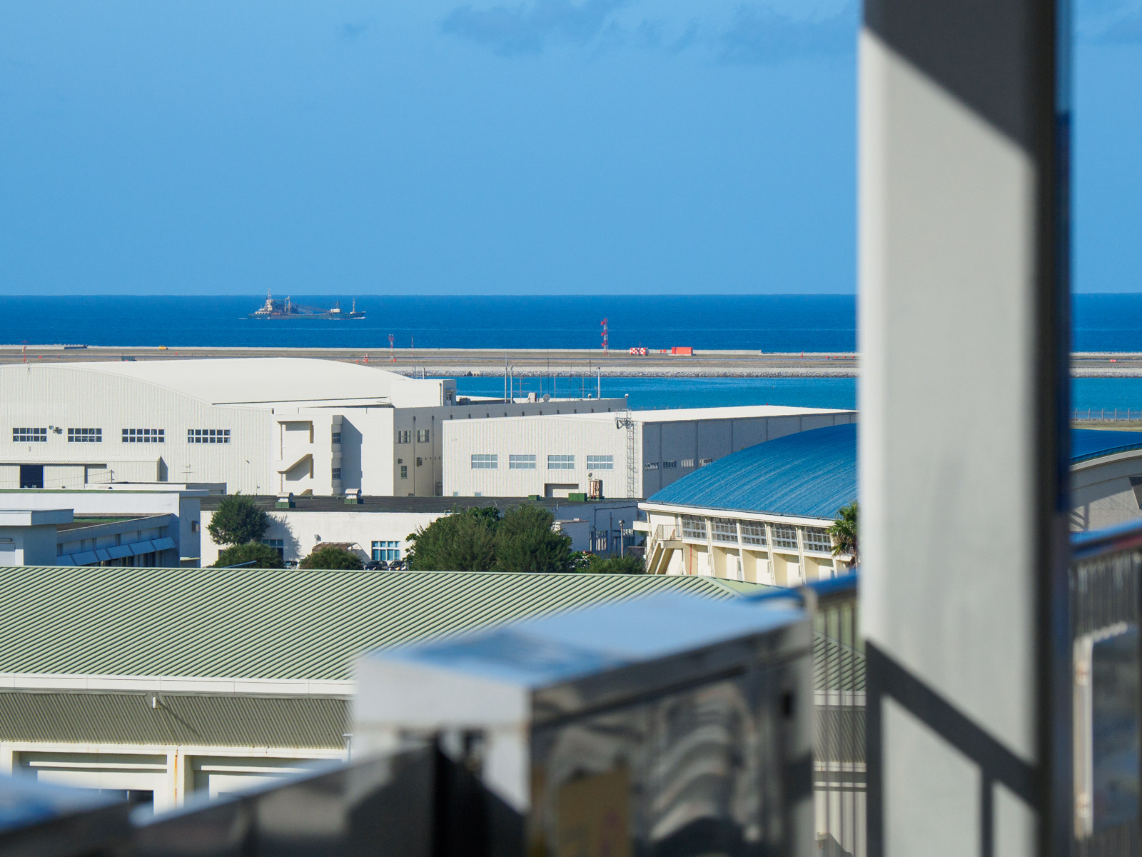 赤嶺駅のホームから見た、海と那覇空港の滑走路（2020年11月）