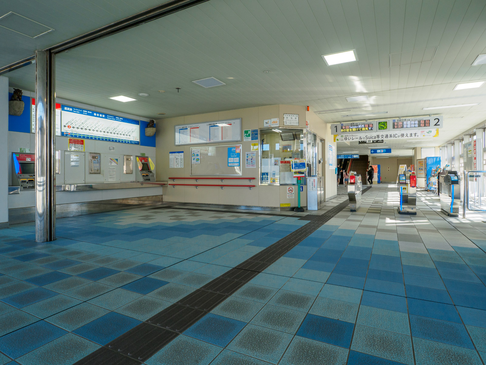 赤嶺駅の入口にある青いタイル（2020年11月）
