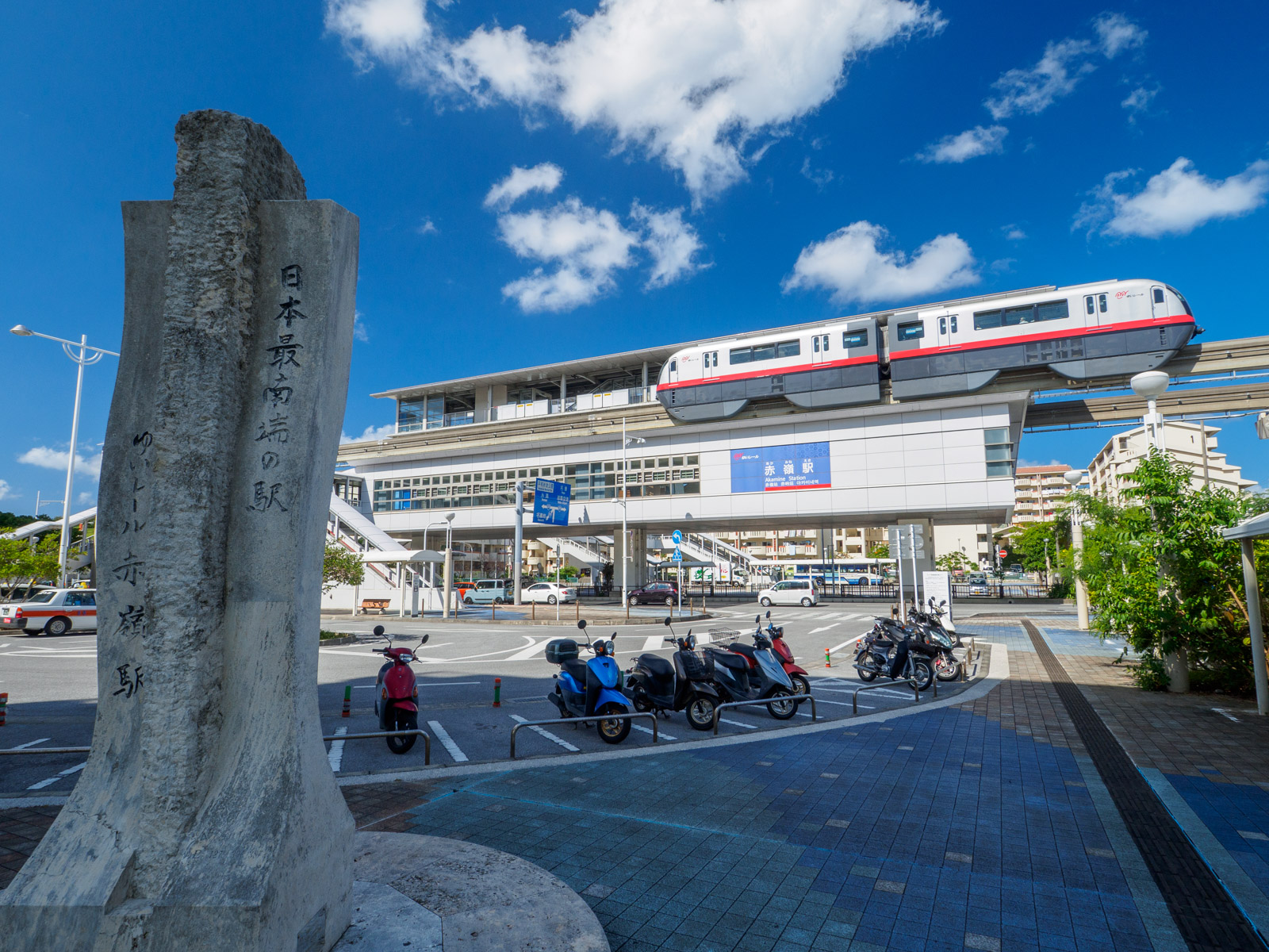 赤嶺駅南側のロータリーにある「日本最南端の駅」の記念碑（2020年11月）