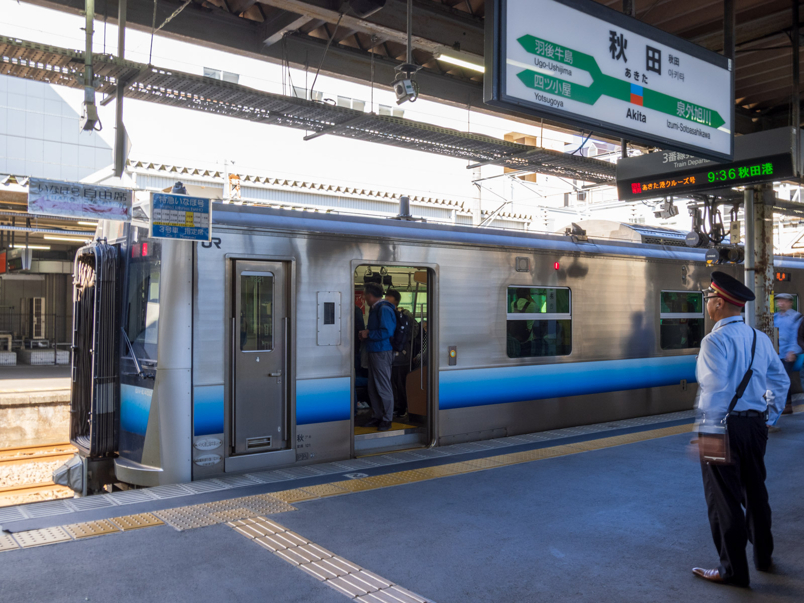 秋田駅に停車する秋田港クルーズ列車(あきた港クルーズ号)(2024年10月)