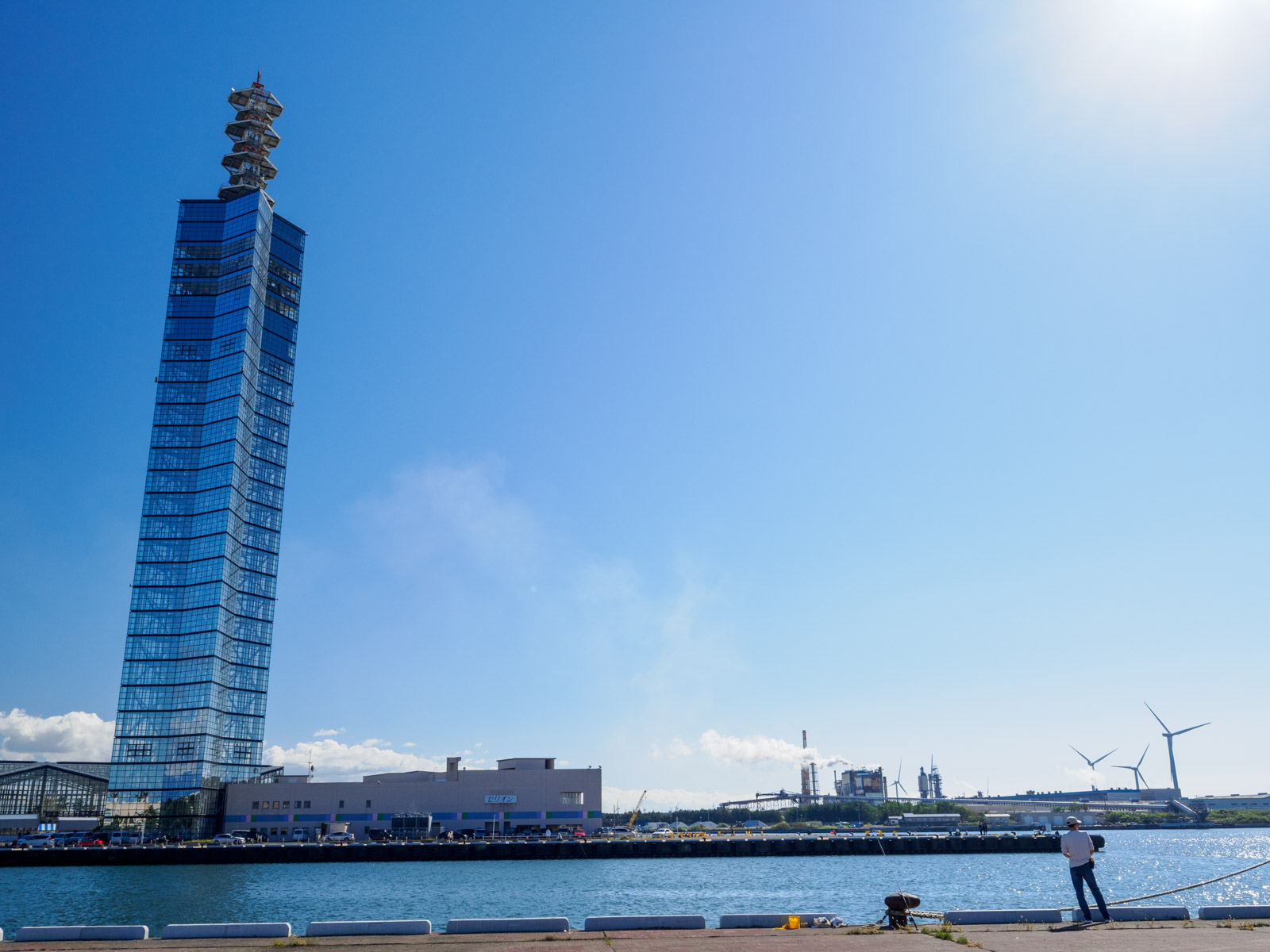 秋田港とポートタワーセリオン(2024年10月)