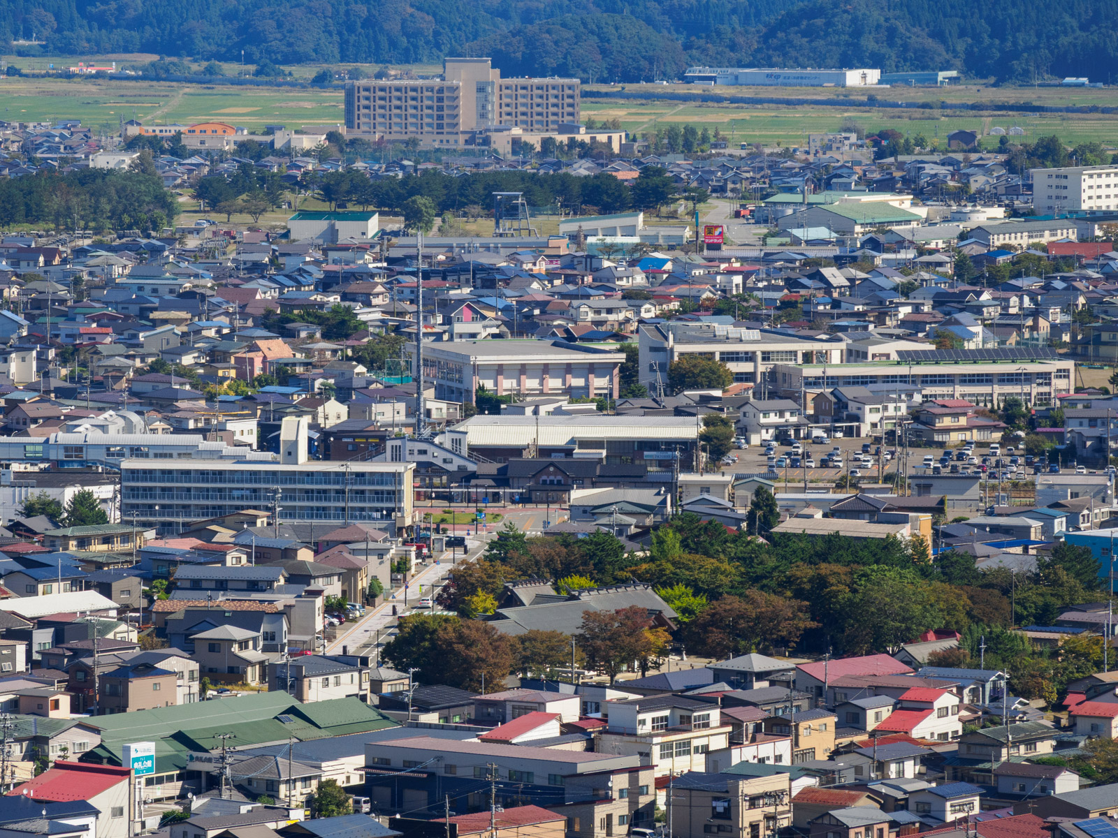 ポートタワーセリオンの展望台から見た土崎駅周辺(2024年10月)