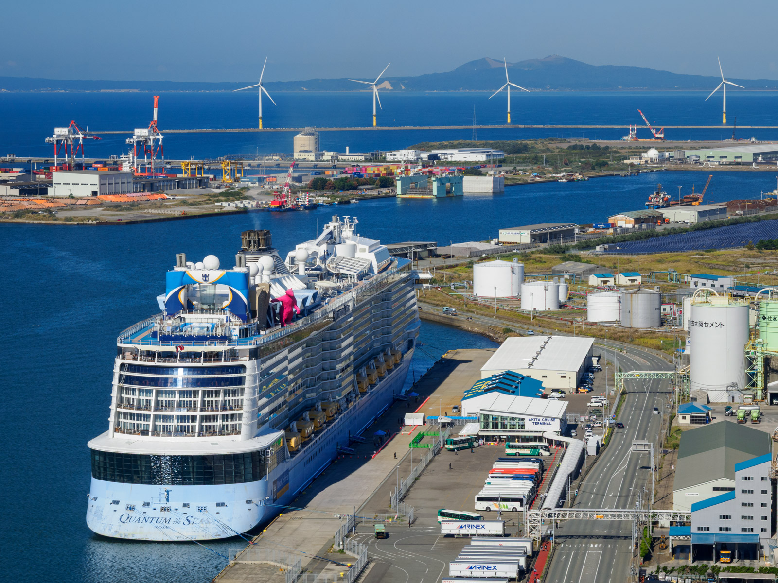 ポートタワーセリオンの展望台から見た、クルーズ船「クアンタム・オブ・ザ・シーズ」と男鹿半島(2024年10月)