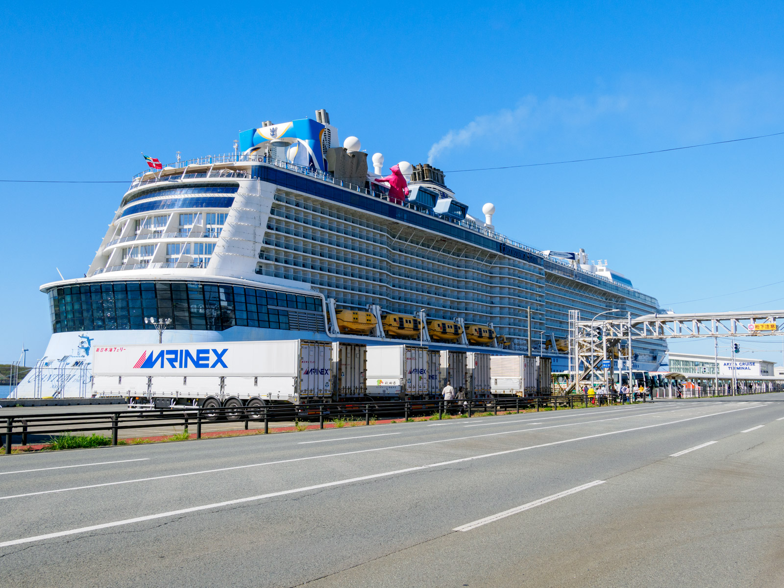 秋田港に停泊するクルーズ船「クアンタム・オブ・ザ・シーズ」(2024年10月)