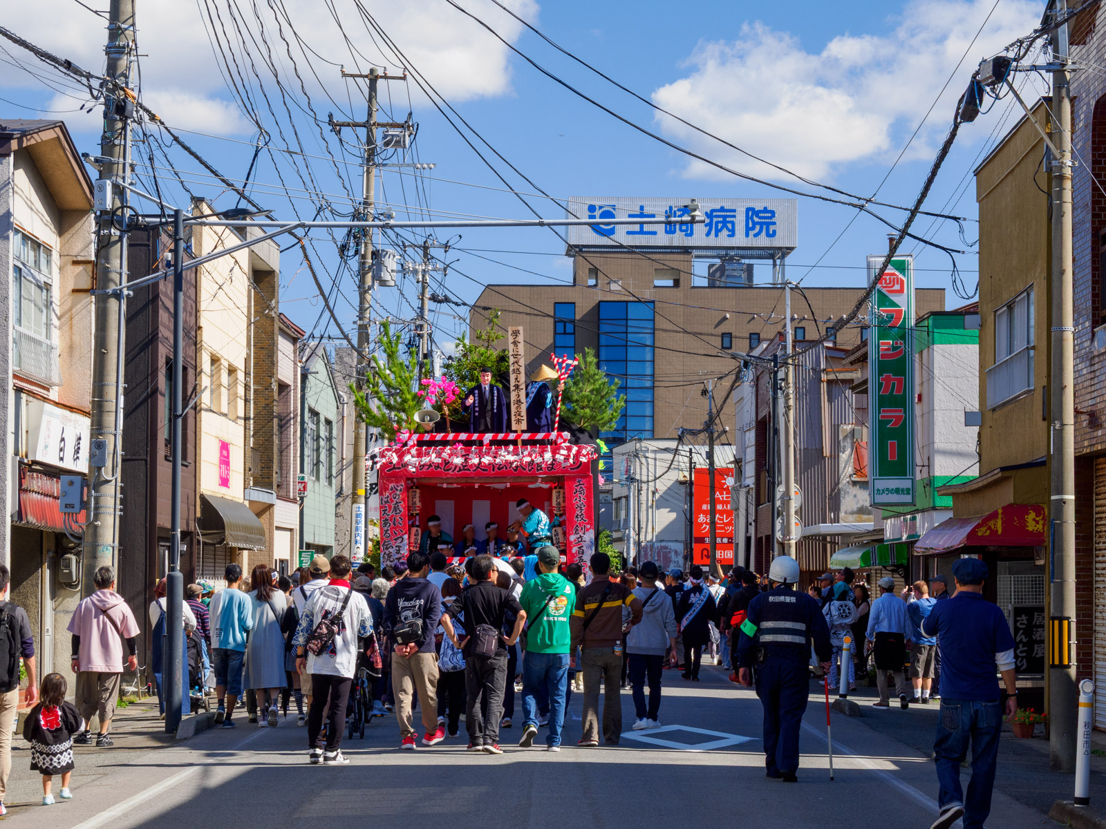 「土崎港伝承館まつり」で街を練り歩く曳山(2024年10月)