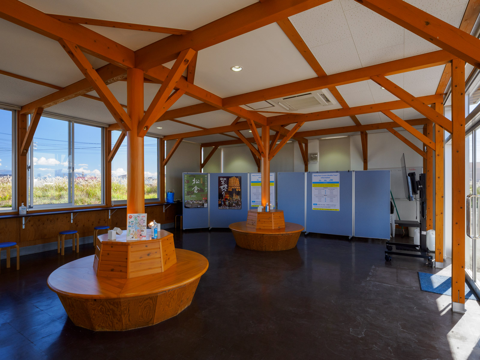 秋田港駅の駅舎の内部(2024年10月)