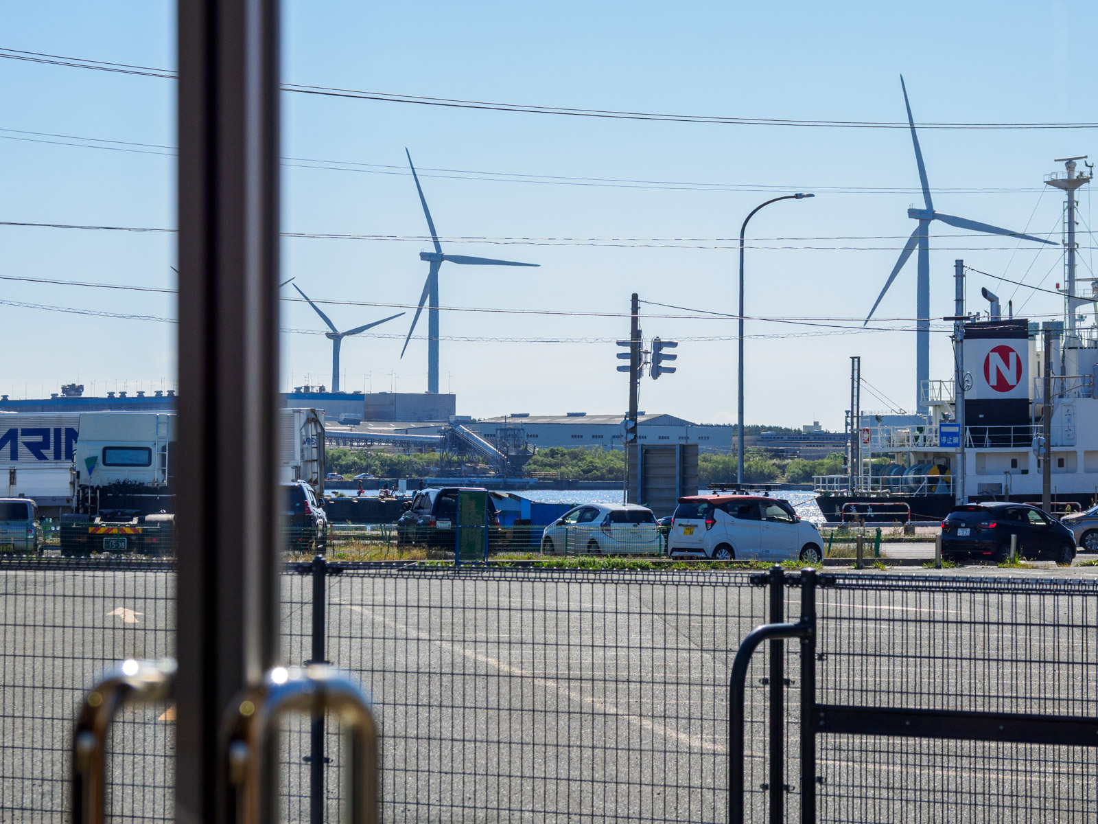秋田港駅の駅舎から見た秋田港(2024年10月)