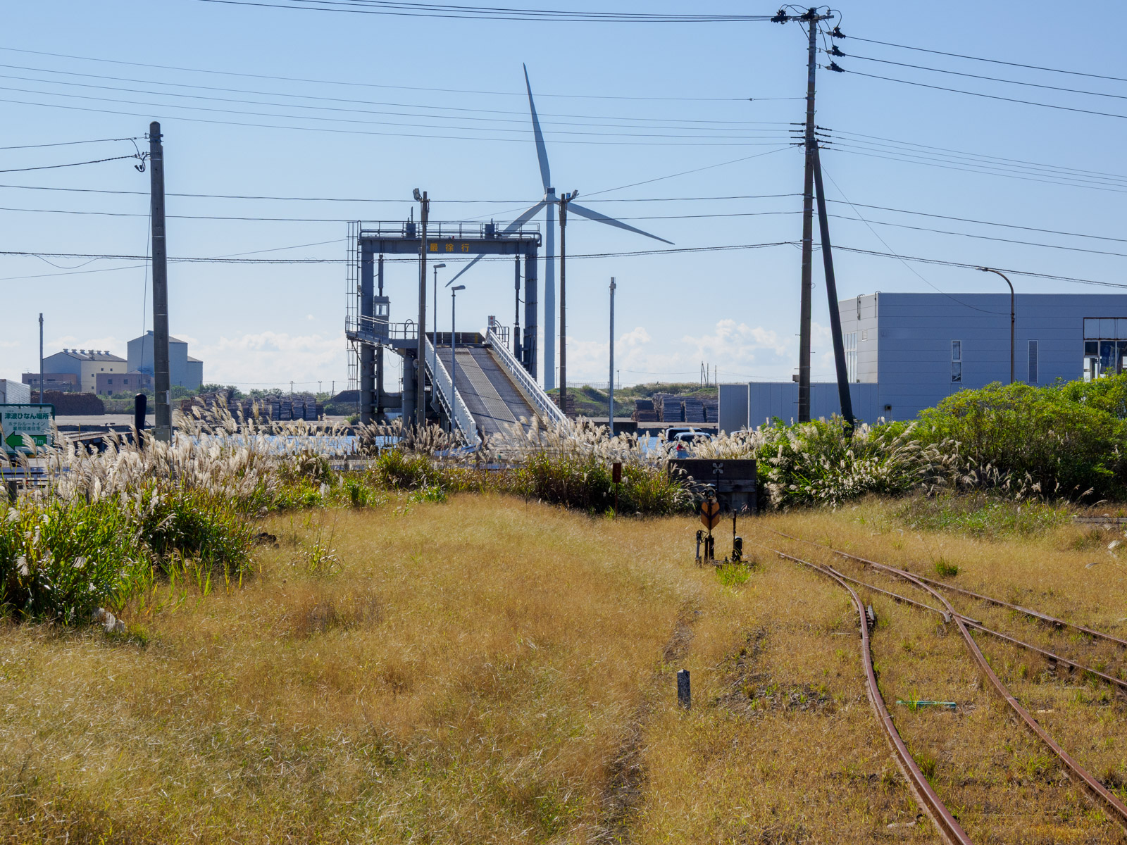 秋田港駅のホームから見た、線路の終端と海(2024年10月)