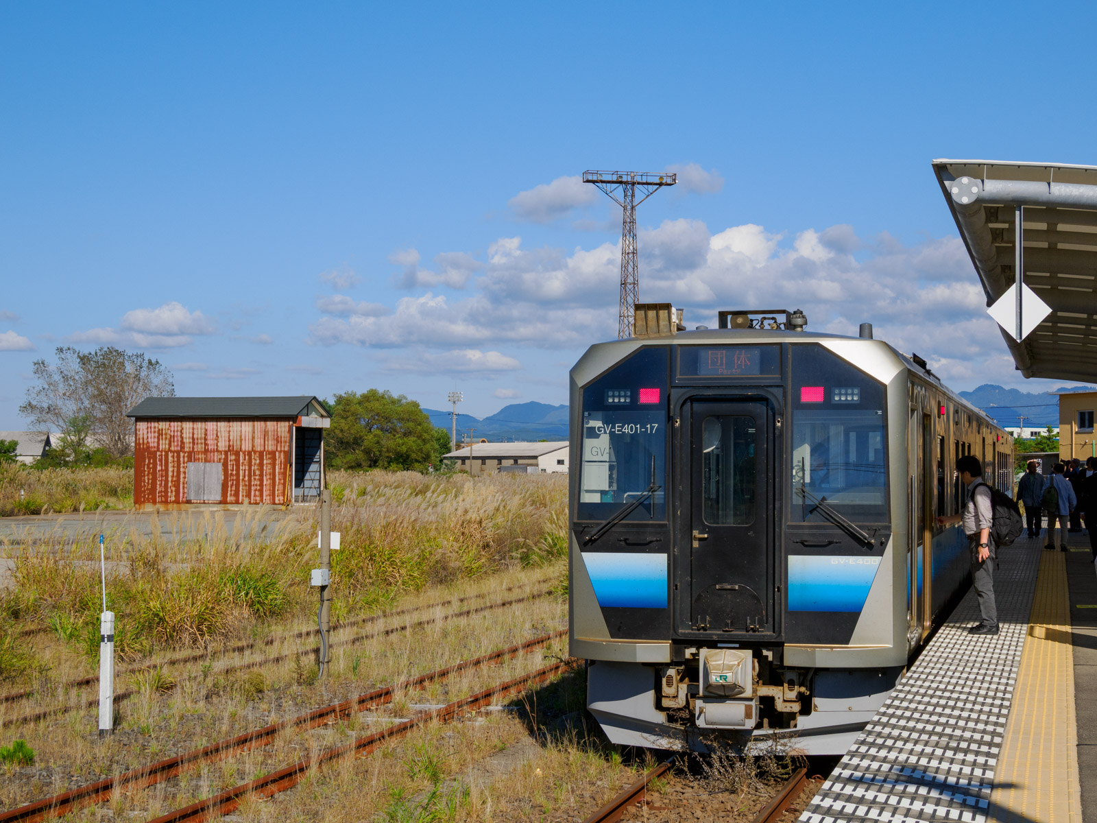 秋田港駅のホームに停車する秋田港クルーズ列車(2024年10月)