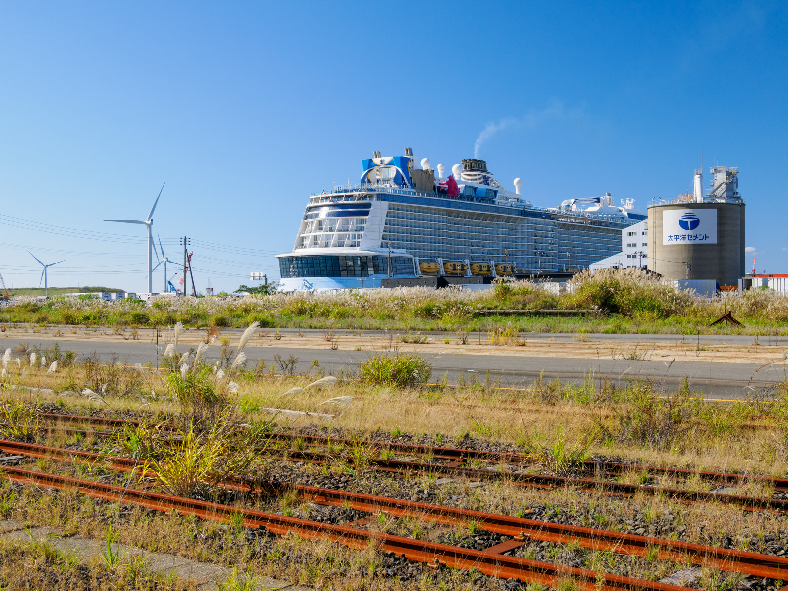 秋田港駅のホームから見たクルーズ船「クアンタム・オブ・ザ・シーズ」(2024年10月)