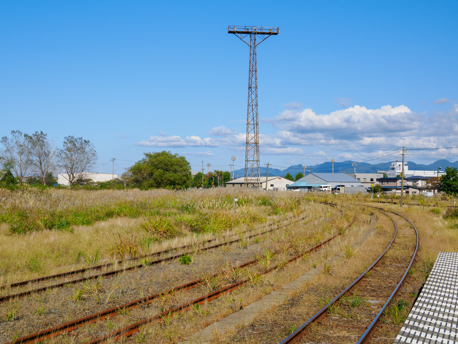 秋田港駅から土崎駅方面に伸びる線路(2024年10月)