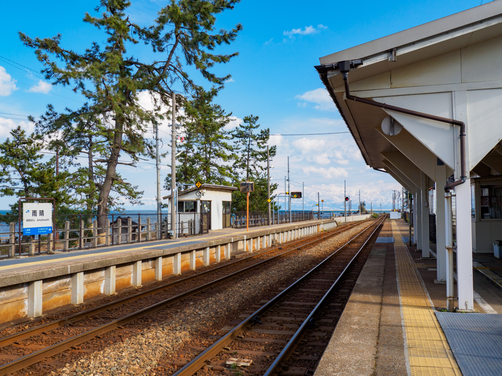 富山湾を望む、雨晴駅のホーム（2023年2月）