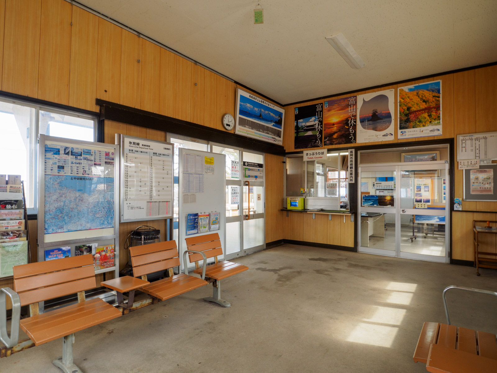 雨晴駅の駅舎にある待合室（2023年2月）
