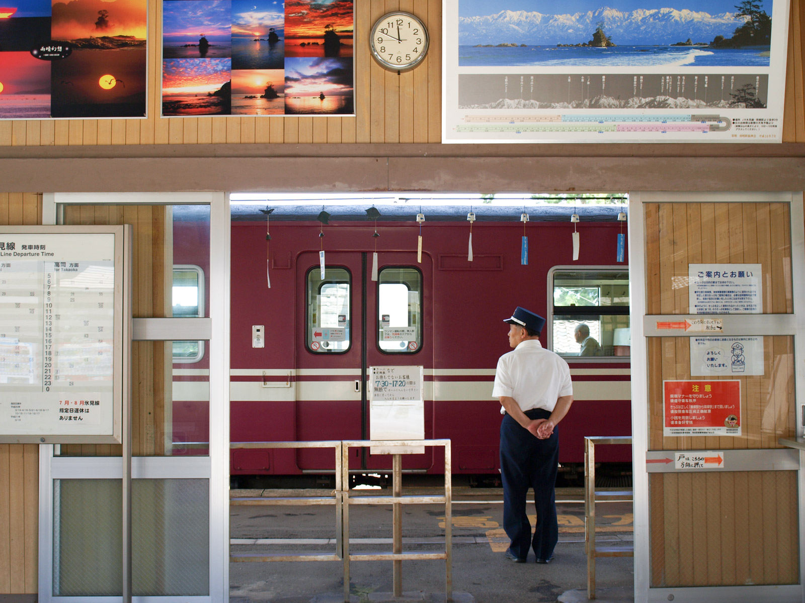 風鈴と雨晴海岸の風景写真が飾られた、2007年・夏の雨晴駅の駅舎（2008年8月）
