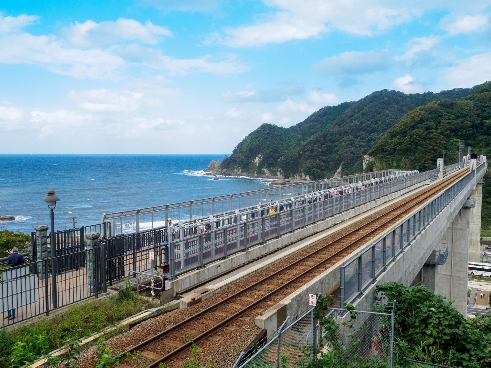 餘部駅の展望第から見た余部橋梁と日本海