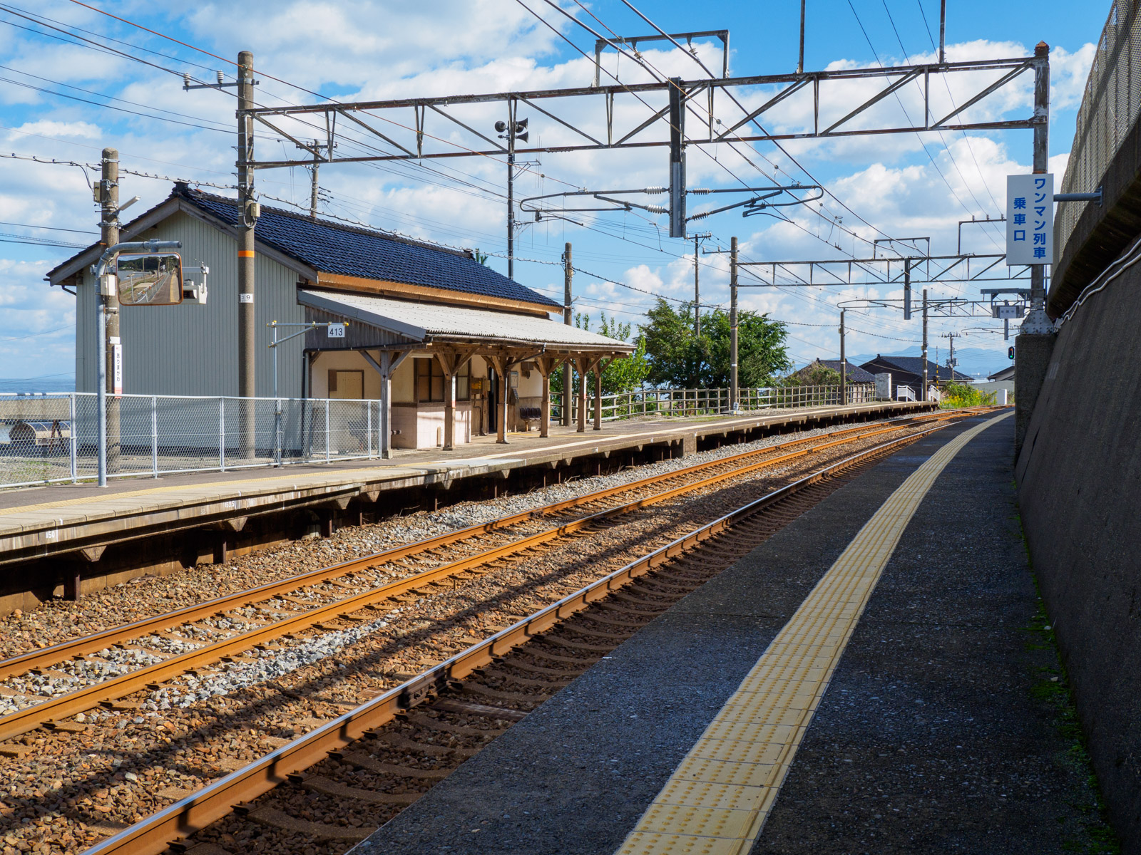 有間川駅のホームと駅舎（2022年10月）