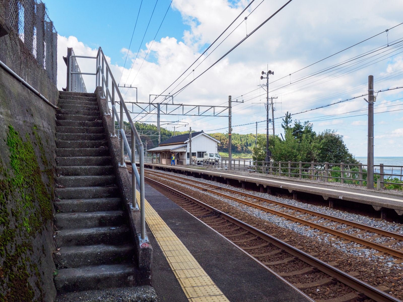 有間川駅の山側のホームにある南側出口（2022年10月）