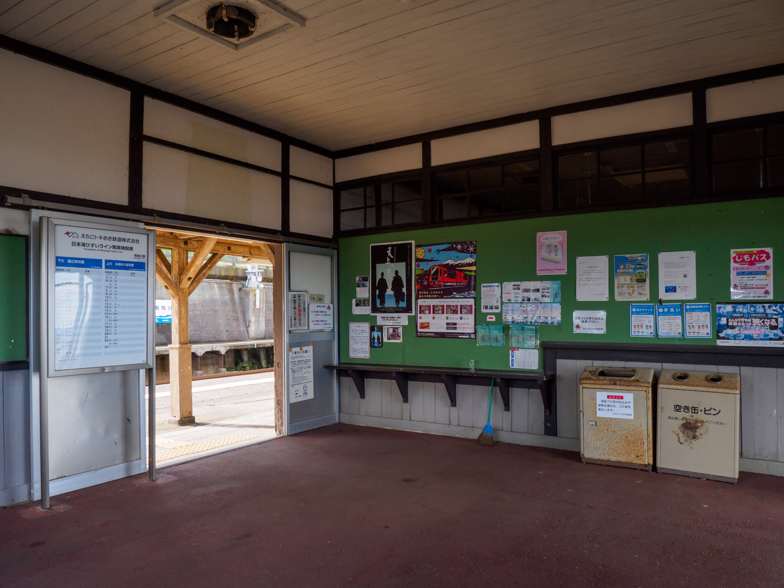 有間川駅の駅舎内（2022年10月）