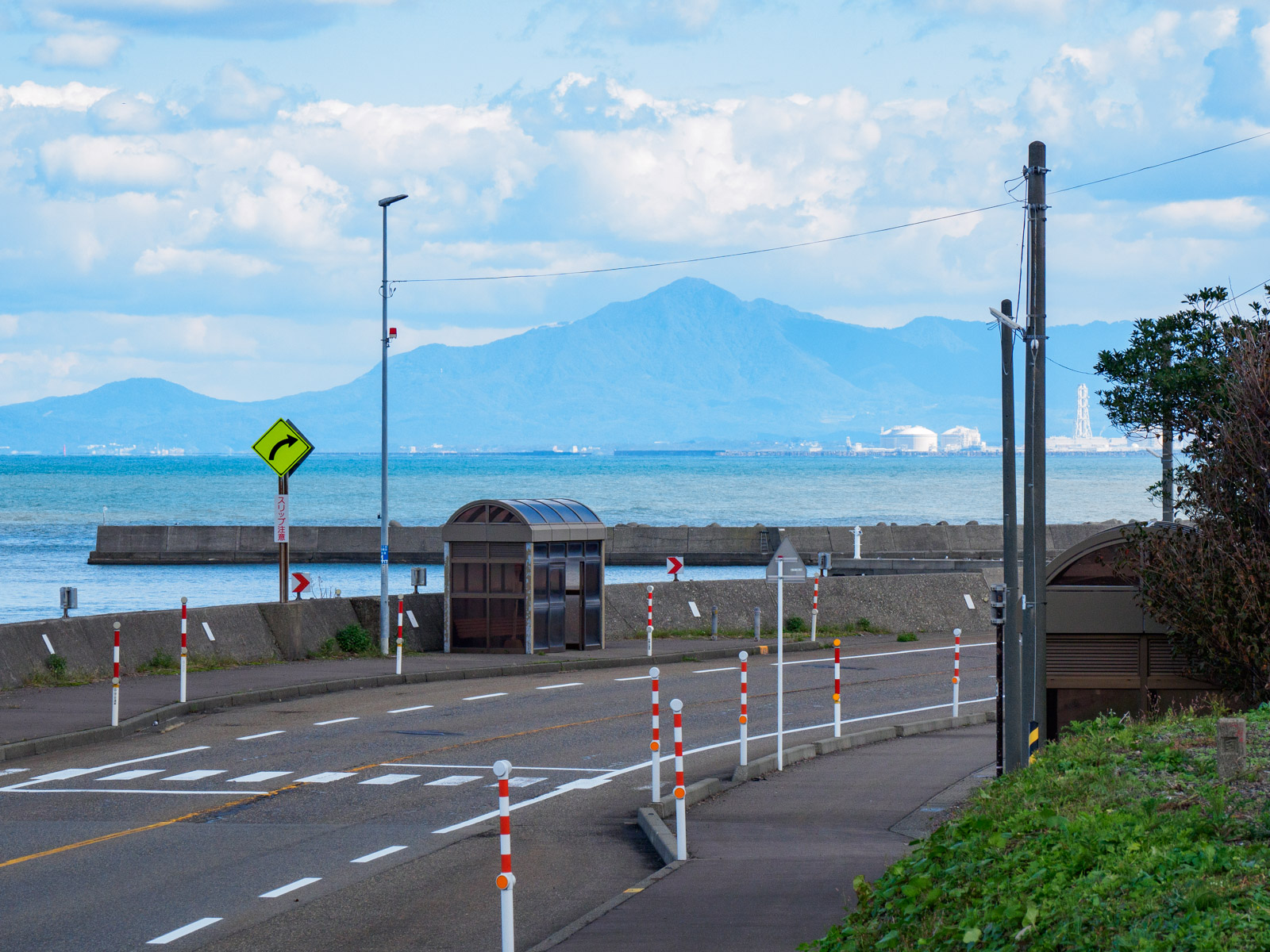 有間川駅前から見た、上越火力発電所と霊峰・米山（2022年10月）
