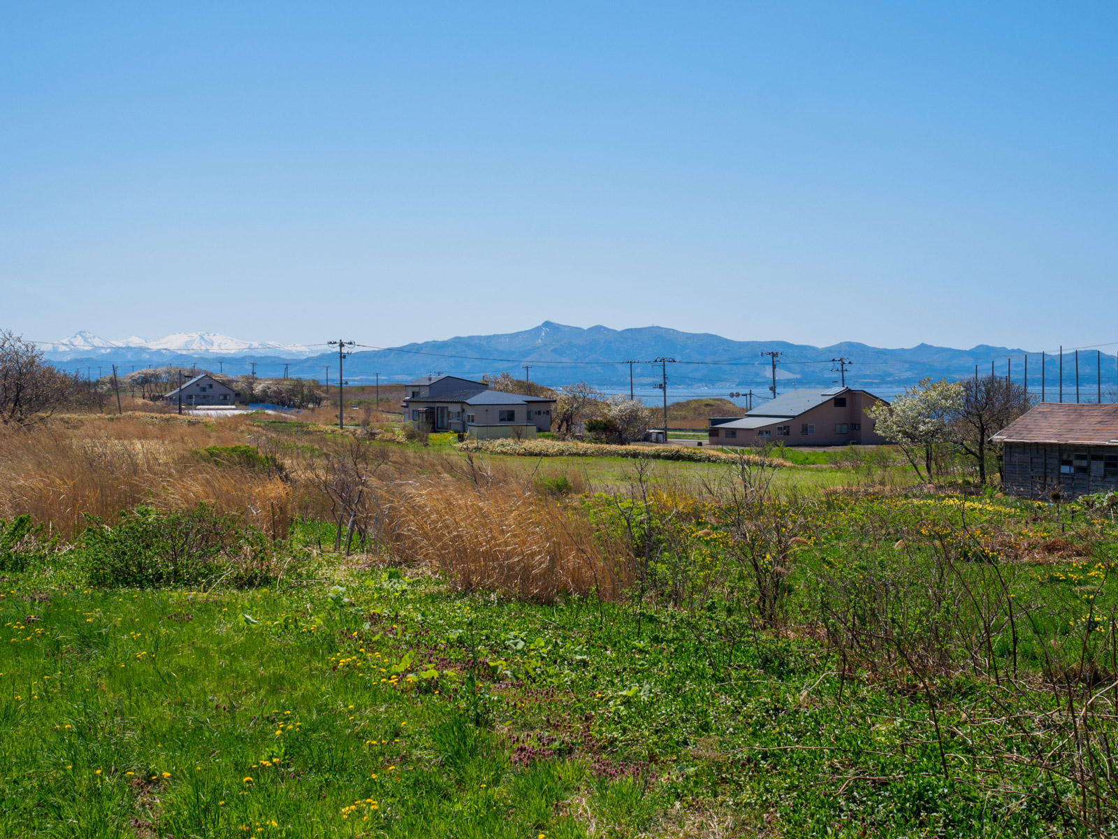 有戸駅のホームから見た八甲田山と烏帽子岳（2017年5月）