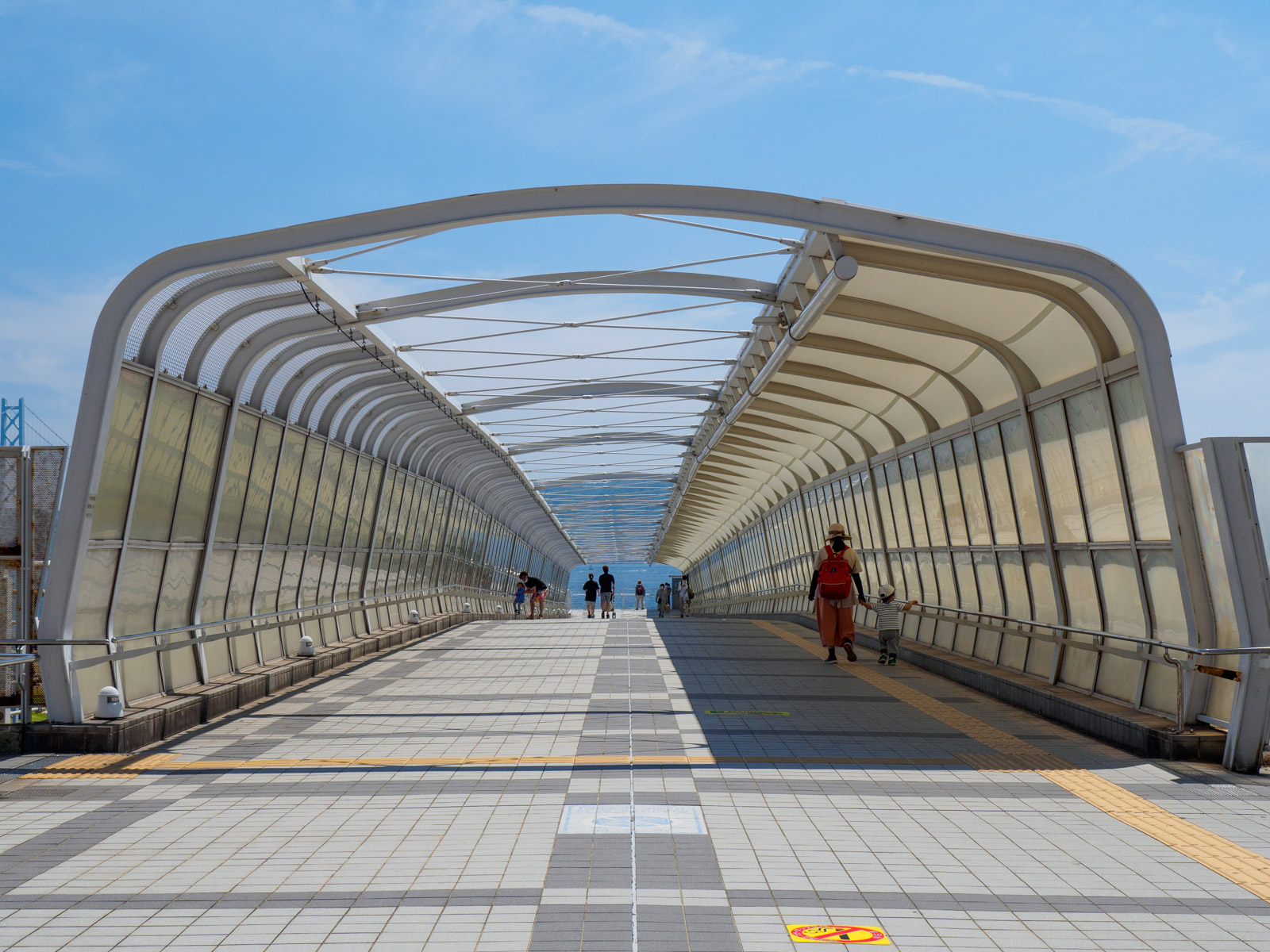 朝霧駅の上に架かる歩道橋（2022年5月）