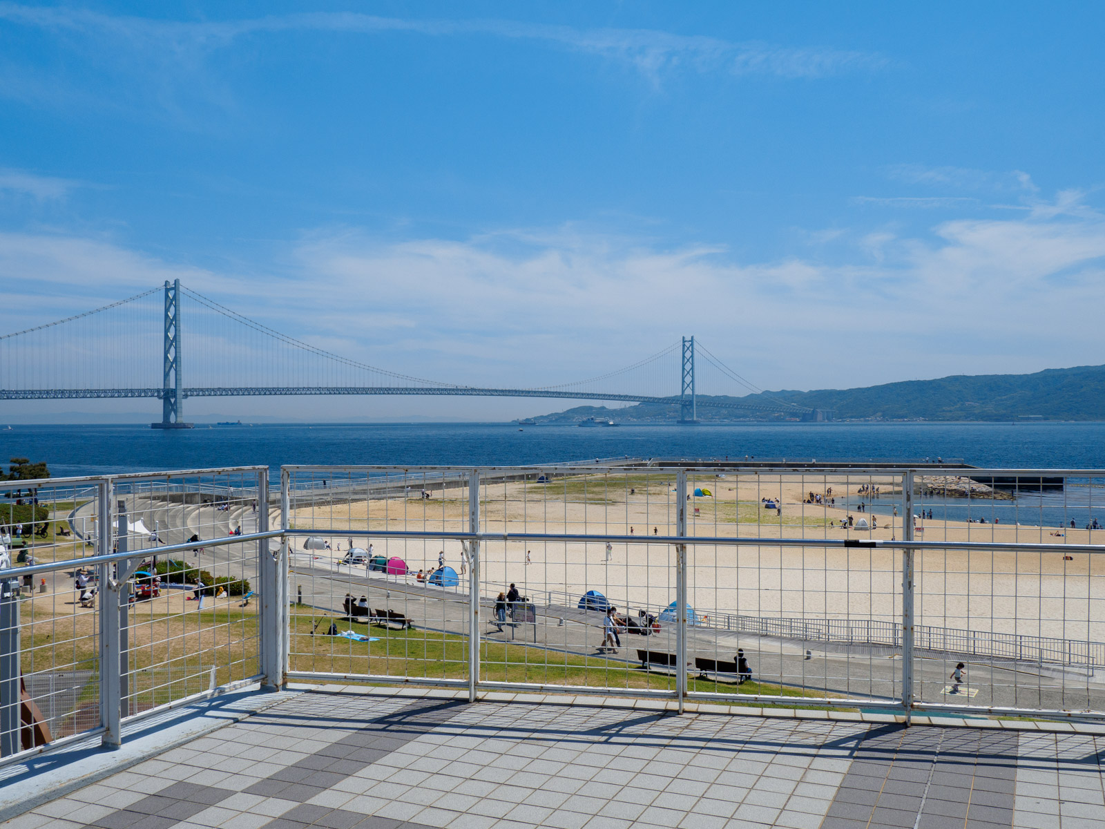 朝霧駅そばの歩道橋から見た明石海峡大橋、大蔵海岸公園と淡路島（2022年5月）