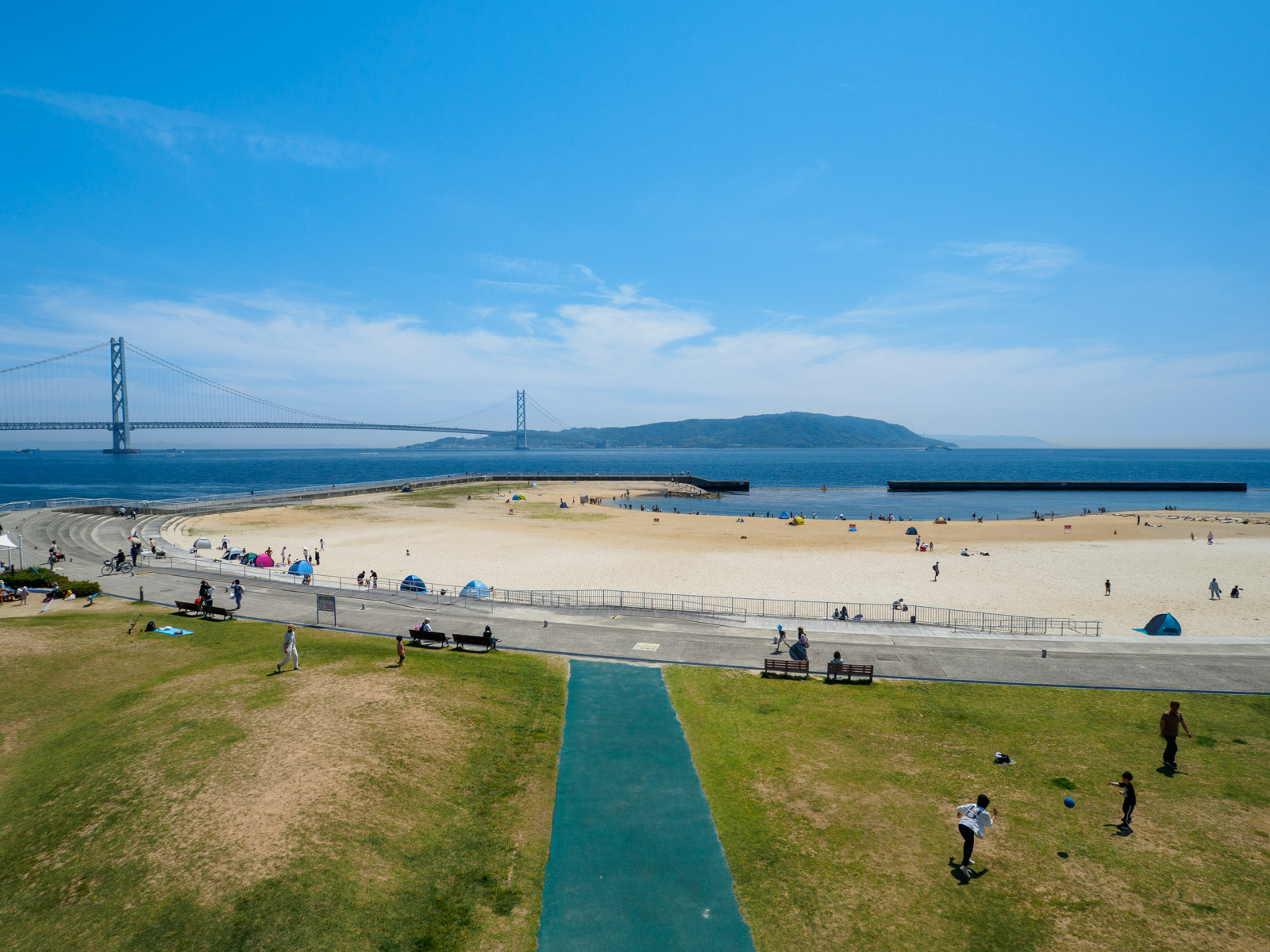 朝霧駅そばの歩道橋から見た明石海峡大橋、大蔵海岸公園と淡路島（2022年5月）