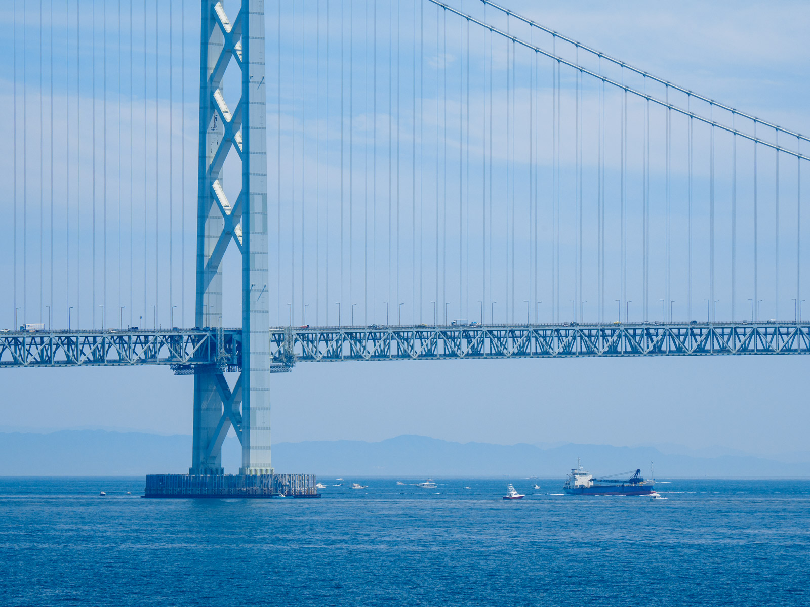 朝霧駅そばの歩道橋から見た明石海峡大橋と漁船（2022年5月）