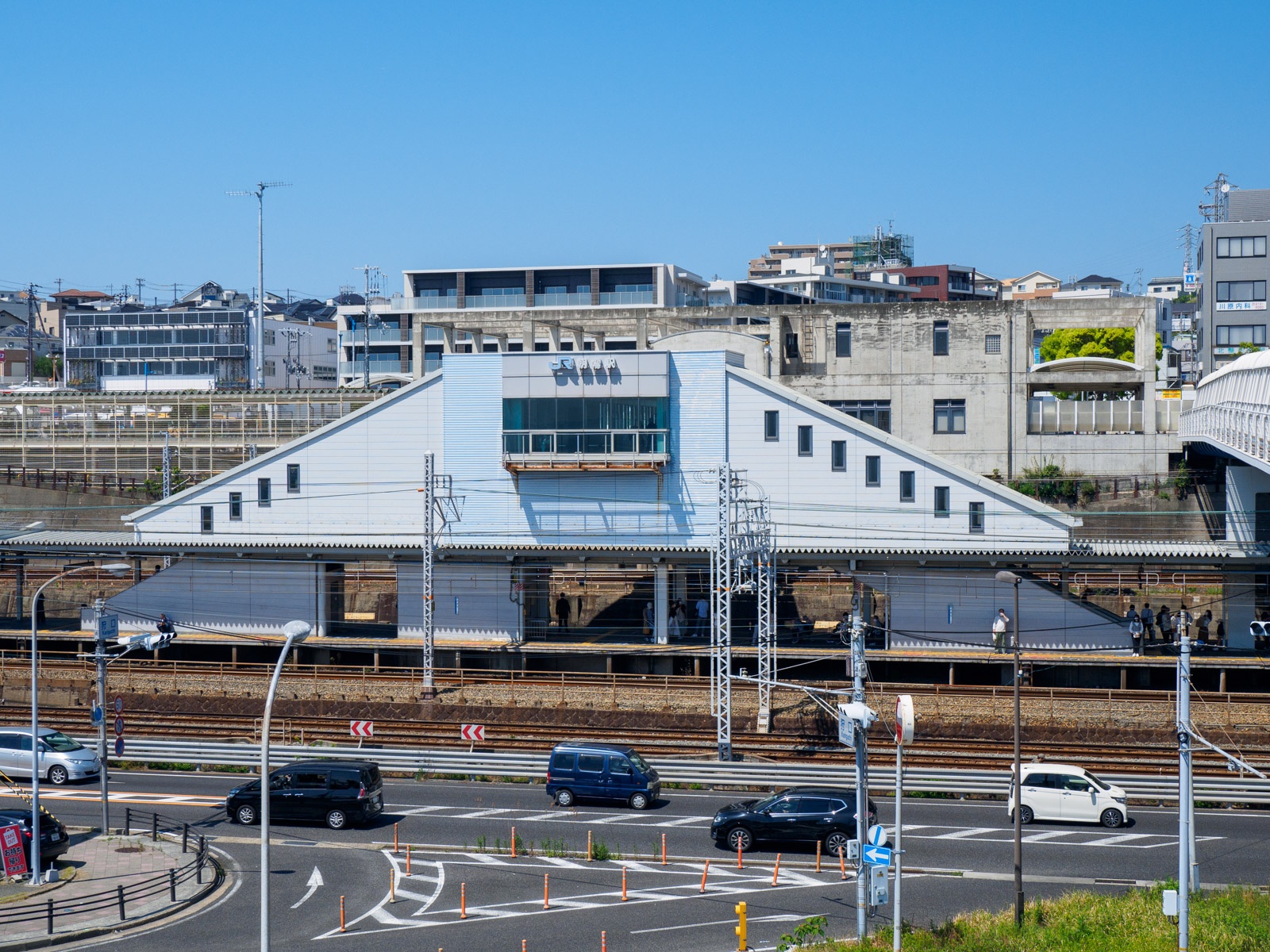 朝霧駅そばの歩道橋から見た朝霧駅（2022年5月）