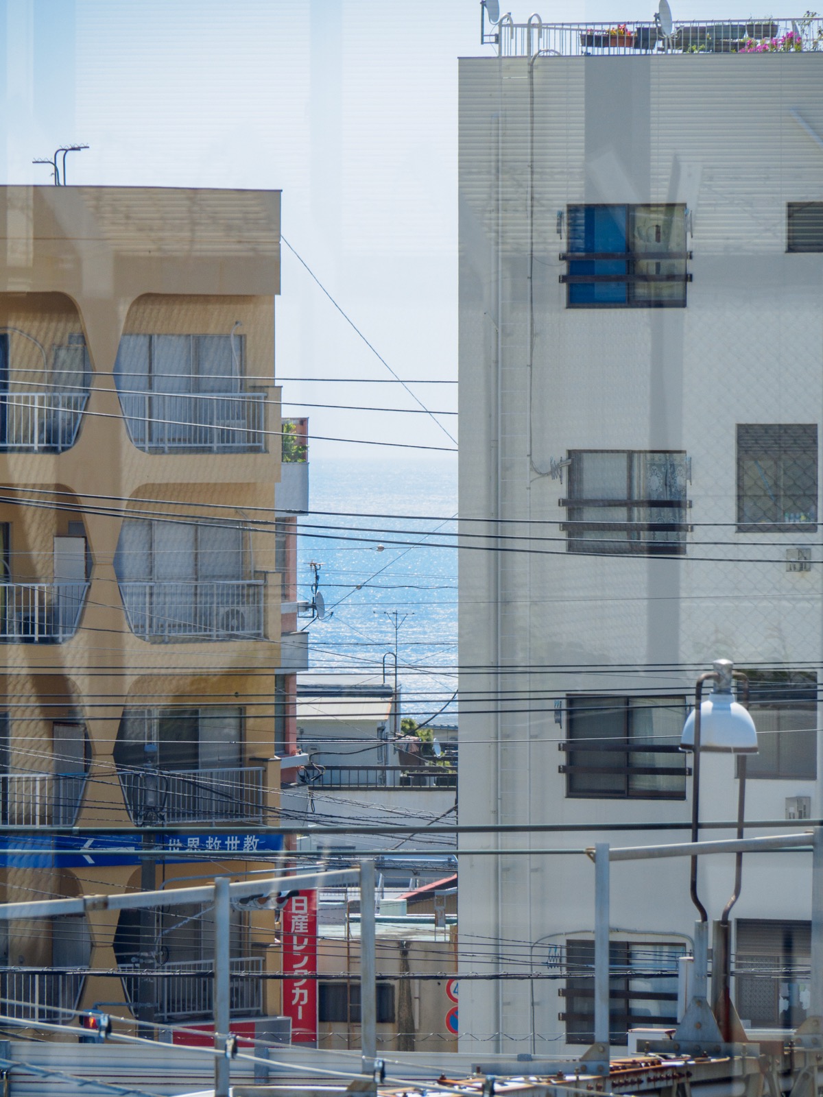 東海道新幹線熱海駅のホームから見た熱海の市街地と相模灘（2016年5月）