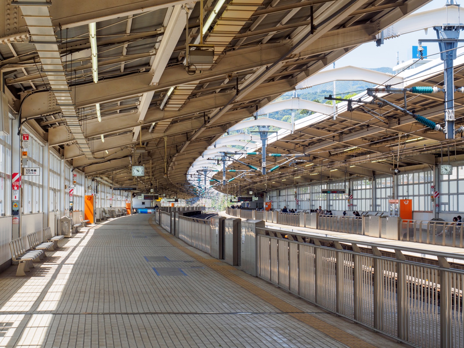 東海道新幹線熱海駅のホーム（2016年5月）