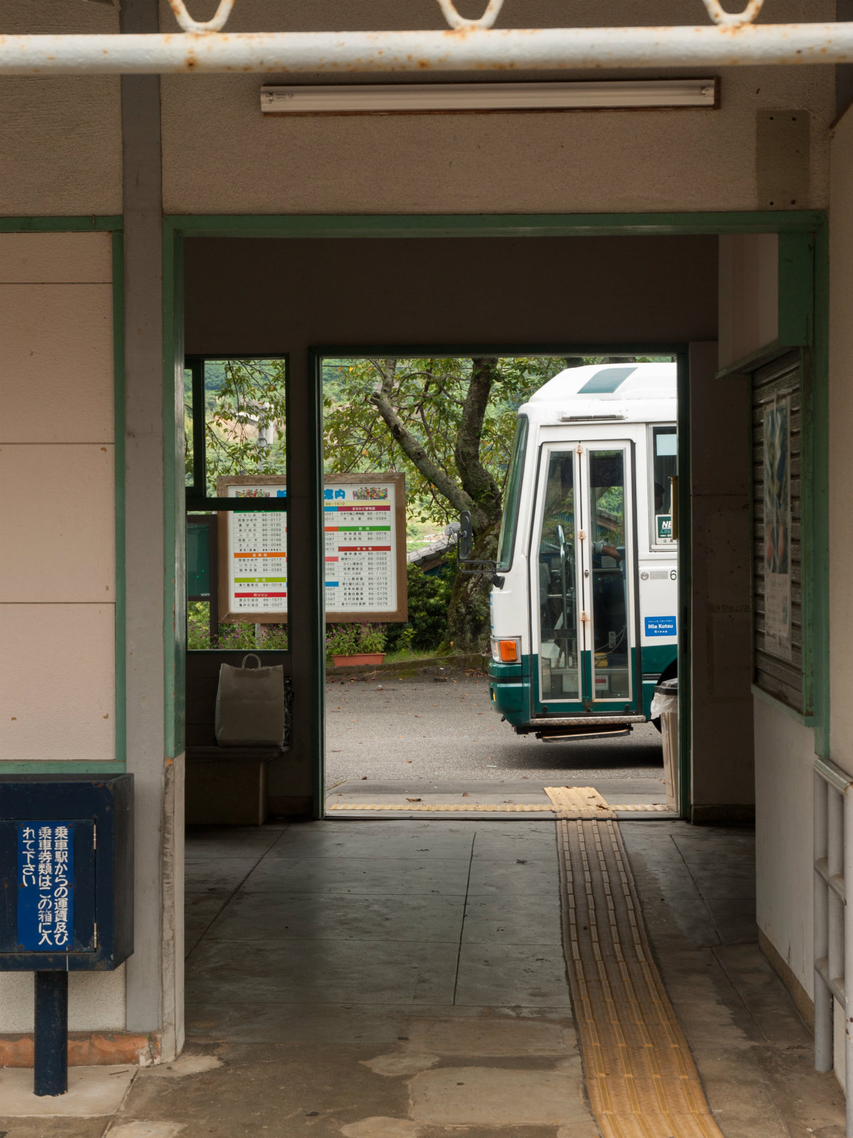 新鹿駅前に停まる熊野市自主運行バス