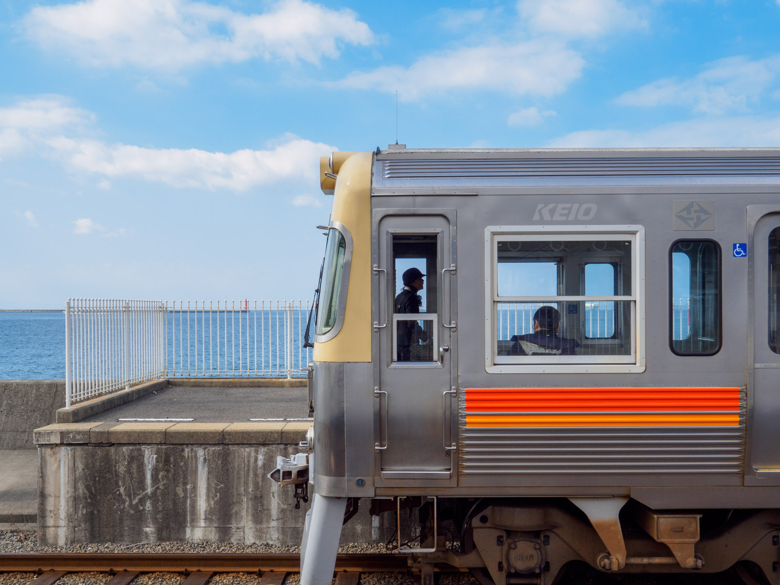 梅津寺駅に到着した列車（2017年2月）
