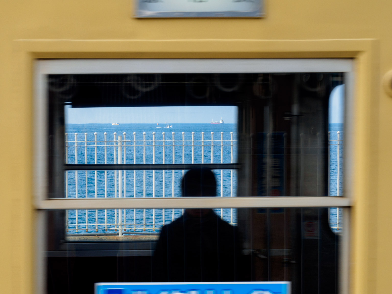 梅津寺駅から見た、車窓越しの瀬戸内海（2017年2月）