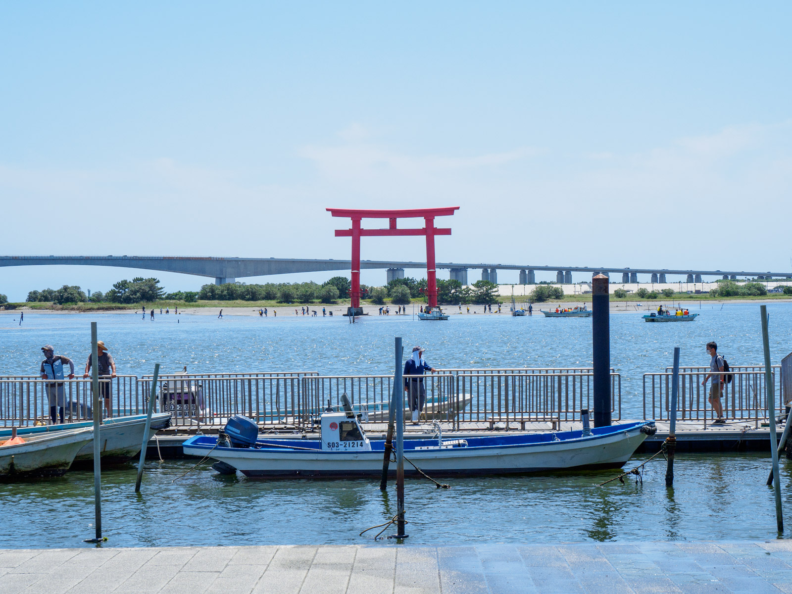 弁天島海浜公園から見た、いかり瀬と弁天島観光シンボルタワー（2022年7月）