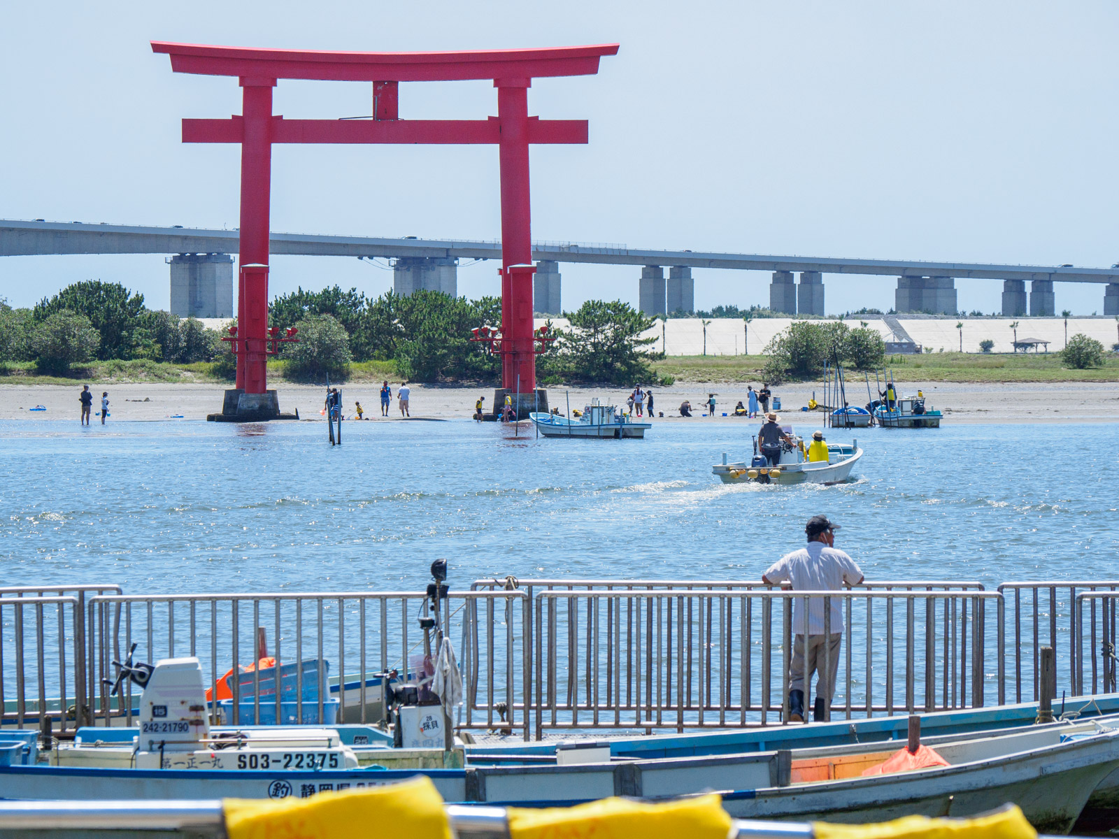 弁天島海浜公園から見た、いかり瀬と弁天島観光シンボルタワー（2022年7月）