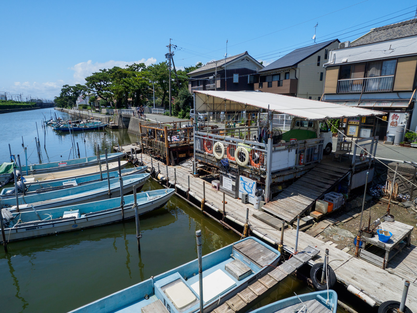 弁天島駅のそばにある貸船店（2022年7月）