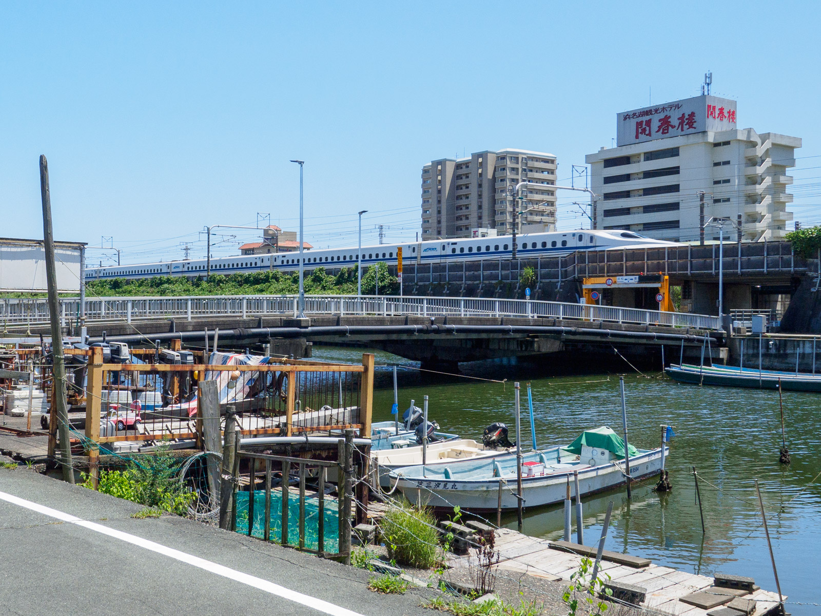 弁天島駅の北側にある島から見た、東海道新幹線と温泉街（2022年7月）