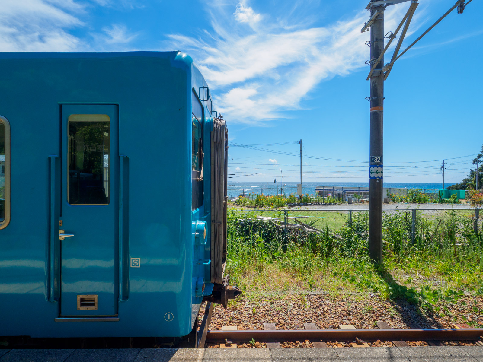 江住駅のホームに到着した列車と、枯木灘（2016年8月）