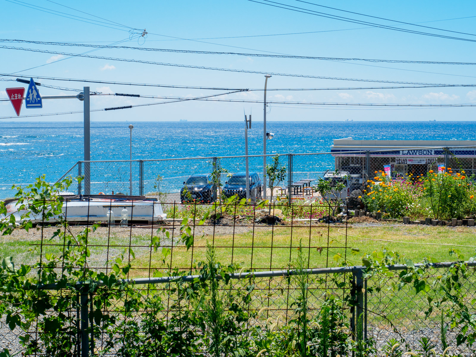 江住駅のホームから見た、ローソンと太平洋の水平線（2016年8月）