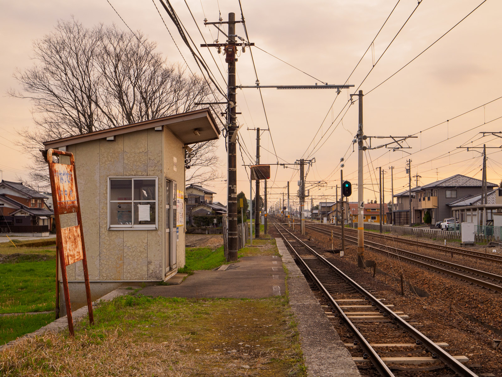 越中中村駅のホームと待合室（2024年4月）