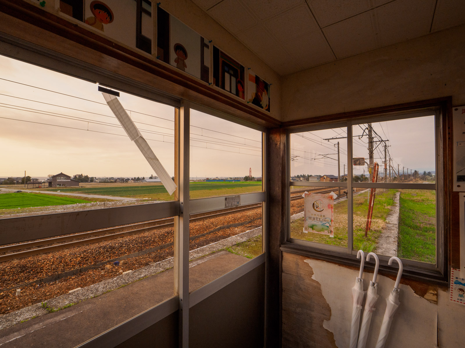 越中中村駅の待合室から見た景色（2024年4月）