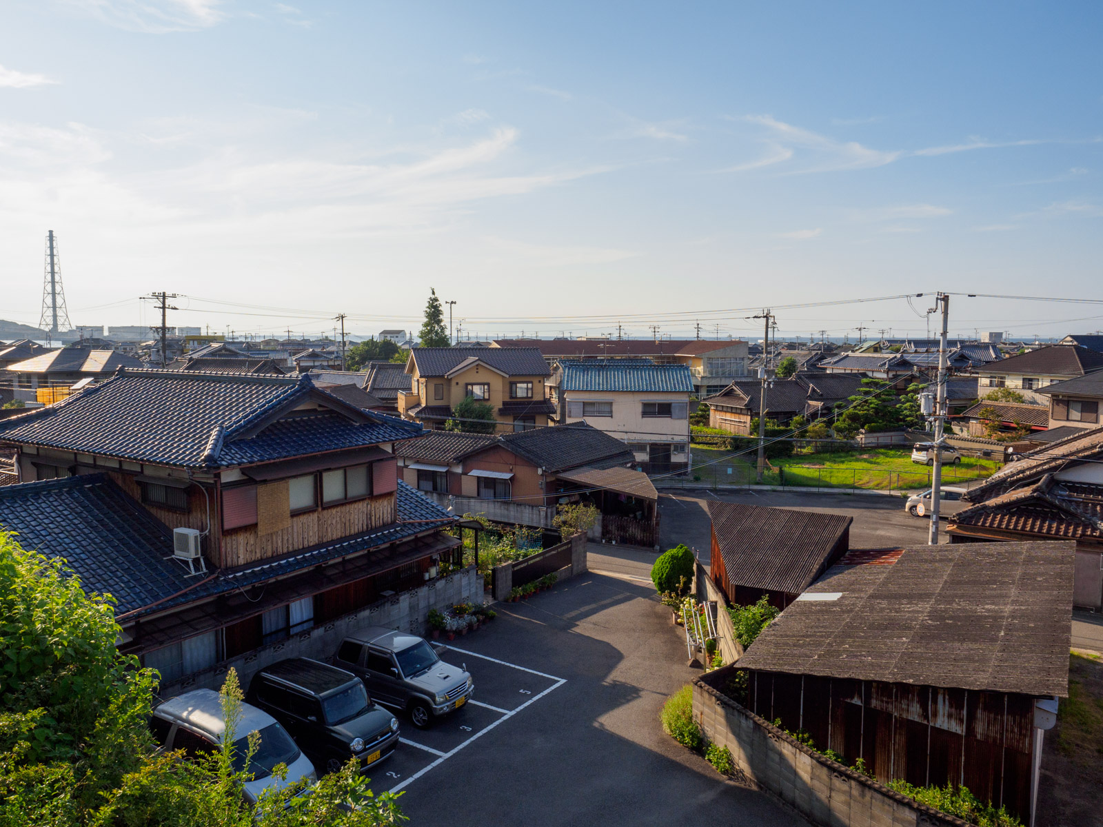 深日町駅のホームから見た、住宅街と大阪湾（2016年8月）