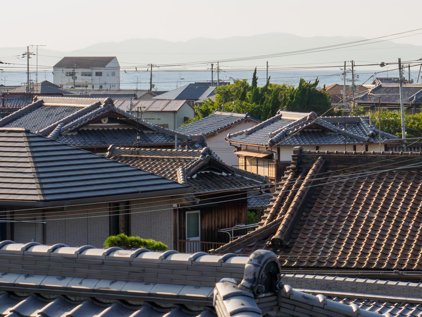 深日町駅のホームから見た、大阪湾と淡路島の稜線（2016年8月）