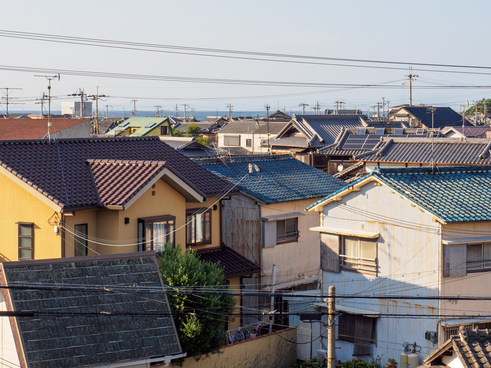 深日町駅のホームから見た、住宅街と大阪湾（2016年8月）