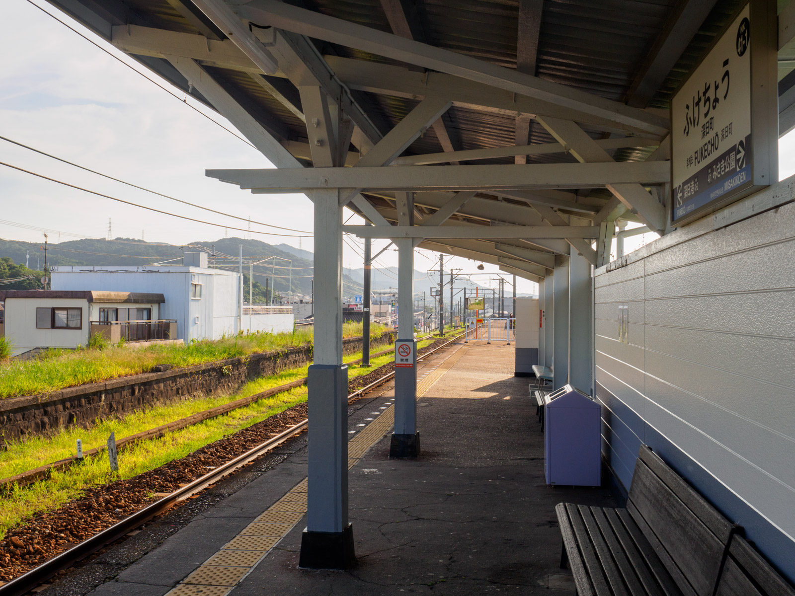 深日町駅のホーム（2016年8月）