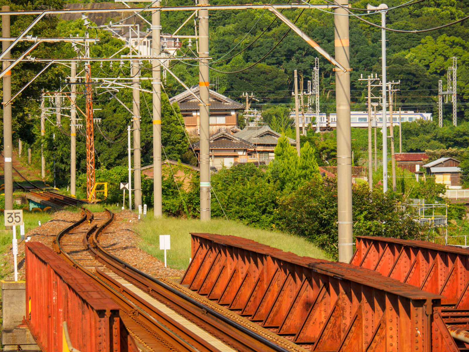 深日町駅から見た、南海本線と鉄橋（2016年8月）