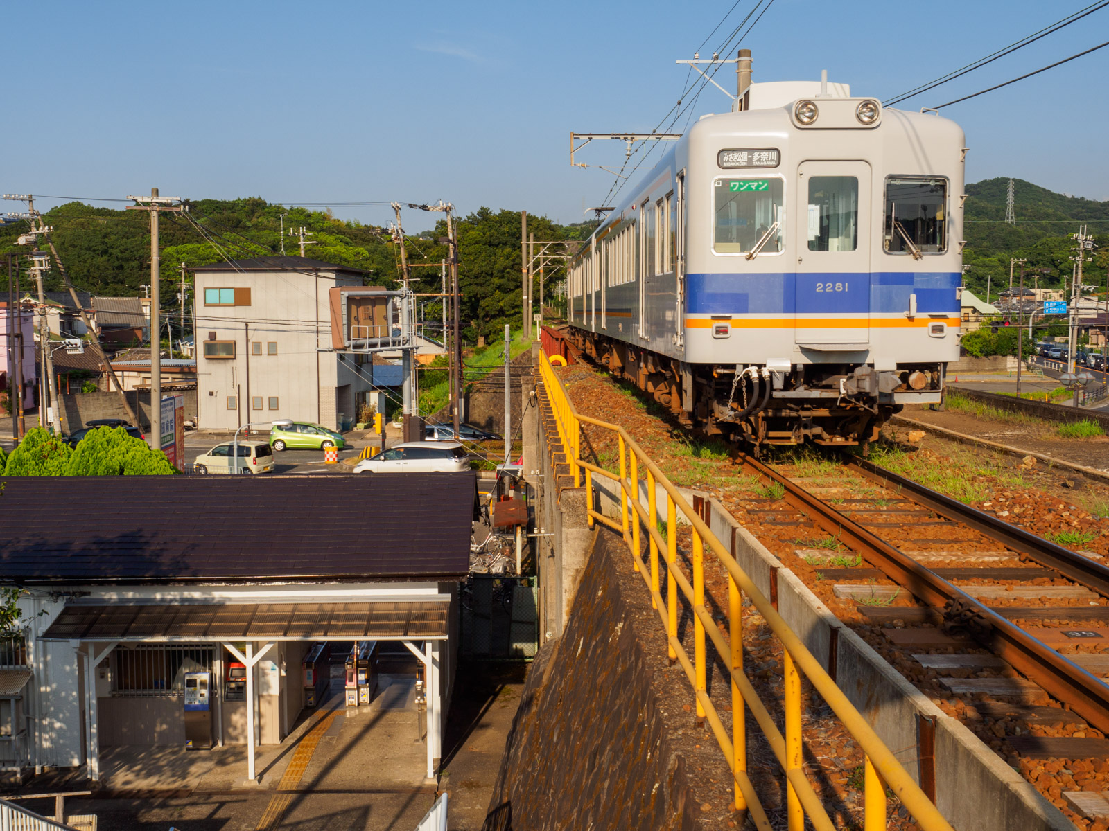 深日町駅の駅舎と列車（2016年8月）